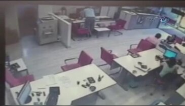 Darbecinin eşini bıçakla kovalayan katip kovuldu