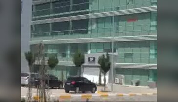 PKK'nın saldırdığı Diyarbakır Havalimanı'nda Türk bayraklı protesto