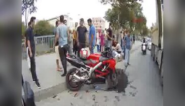 Motosikletin çarptığı iki kadın yaralandı