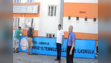 FETÖ'nün okuluna Zafer Bayramı'nda 'Milli İrade' tabelası asıldı