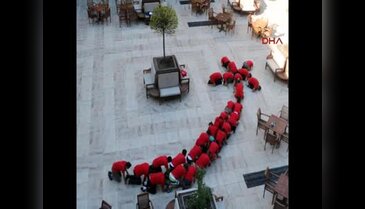 Bedenleriyle ay-yıldız simgesi yaparak Zafer Bayramı'nı kutladılar