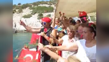 30 Ağustos coşkusu denizde açılan dev Türk Bayrağı ile kutlandı