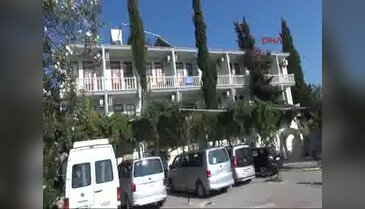 Otelinde 1000'in üzerinde eski eseri sergiliyor