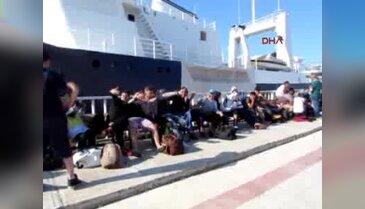 Çeşme'de iki lastik botta toplam 90 mülteci yakalandı