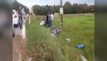 Motosiklet tarlaya uçtu: 2 yaralı