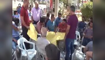 Tütünlerine el konulan çiftçiler, valilik bahçesinde eylem yaptı