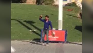 Bir elinde silah bir elinde çiçekle Taksim'i karıştırdı