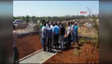 CHP'li gençler, Diyarbakır'da Tahir Elçi'nin mezarı başında barış güvercini uçurdu