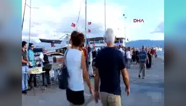 Balık restoranı sahipleri ücretsiz ekmek arası balık dağıttı