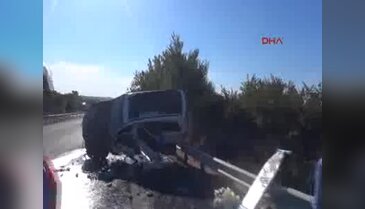 Bariyerlere çarpan cipteki 8 kişi yaralandı