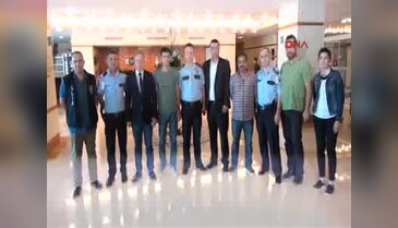 Kahraman polis arkadaşlarını ziyaret etti