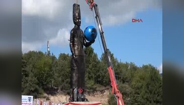Mengen'e 15.5 metrelik aşçı heykeli dikildi