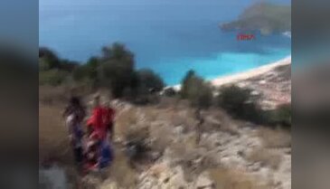 Paraşütü ağaca takılınca kayalıklara çarptı