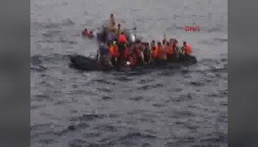 Sahil güvenlik denizden mülteci topladı