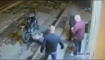 Yumrukla yere serdi, ardından tekme attı