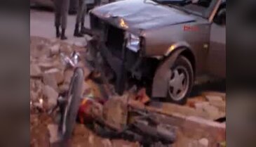 Otomobille motosiklet çarpıştı: 1 ölü