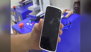 Kırılan cep telefonu ekranlarını ürettikleri cihazla orijinal hale dönüştürüyorlar