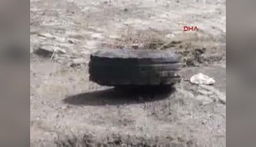 Kamyonun çarptığı traktör ikiye ayrıldı