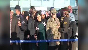 Şehit ağabeyini asker selamıyla karşıladı