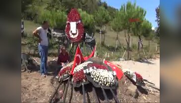 Şehit ağabeyinin mezarı başından ayrılmıyor