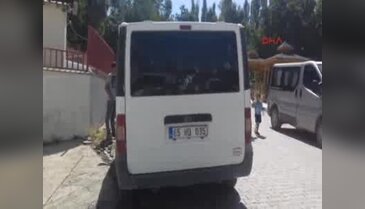 PKK'lı teröristlerin taradığı minibüsün sürücüsü yaralandı