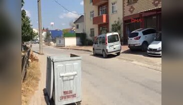 Çöpe kitapları atıp kaçtılar