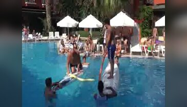 Havuzda makarna savaşı