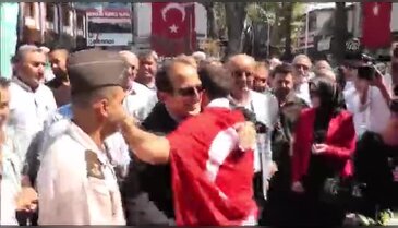 Dünya şampiyonu genç güreşçiye Bursa'da coşkulu kutlama