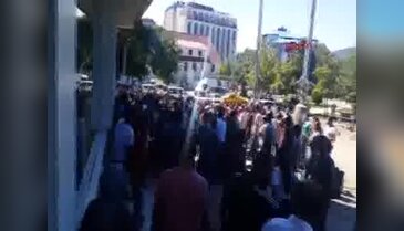 Tunceli'de zırhlı polis aracının çarptığı kadın öldü, halk tepki gösterdi