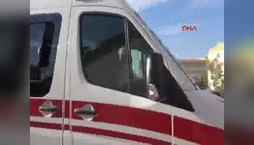 Kaza yaptı, eşinin elini öpüp özür diledi