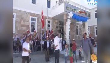 Gevaş Belediye binası açılışında 'Vizontele- Gevaştele' sitemi