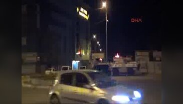 Van'da Ak Parti il binası önündeki polis noktasına bombalı saldırı