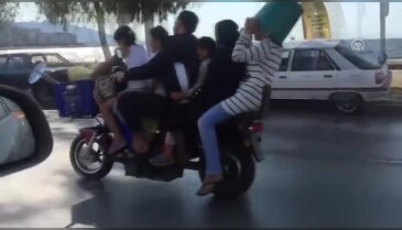 Motosiklette "6 kişilik" tehlikeli yolculuk