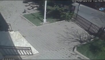 Bursa'da güpegündüz genç kızı dövüp çantasını alan engelli gaspçı kamerada