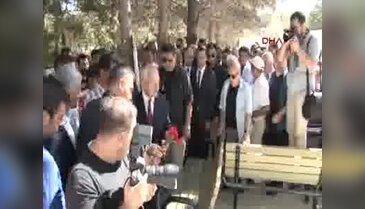 Kılıçdaroğlu, şehit Ömer Halisdemir'in mezarını ziyaret etti