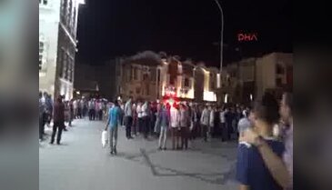 Elektrikler kesildi, darbe oluyor diye yine sokağa çıktılar