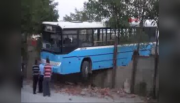 Otobüs bahçe duvarında asılı kaldı