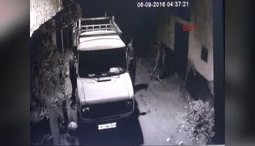 Kamyoneti dans ederek çaldılar