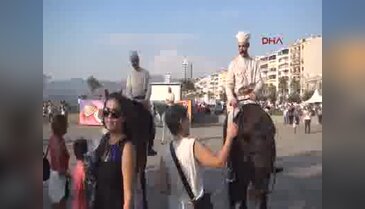 İzmir'de atlı süvariler büyük ilgi gördü