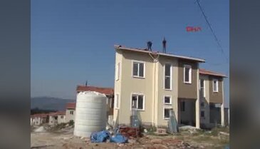 Paralarını alamayan işçiler çatıya çıktı