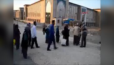 Üniversite inşaatında çalışan taşerön kadın işçilerden maaş eylemi