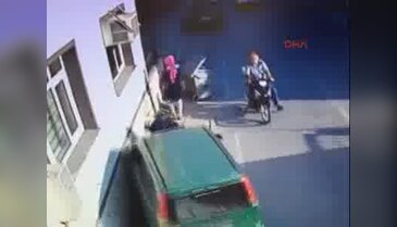 Hafif ticari aracı kaldırıp altından kadını çıkardılar