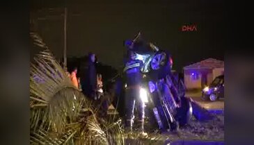 Kamyonet, refüjdeki ağaca çarptı: 1 ölü