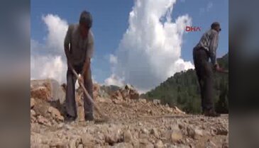 Akrabaları ziyarete gelemeyince kazma, kürekle yol onarımına başladılar