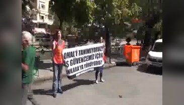 Pankart açan öğretmen ile araştırma görevlisi gözaltına alındı