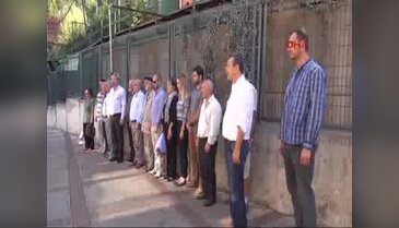 Öldürülen işletme müdürü için anma töreni