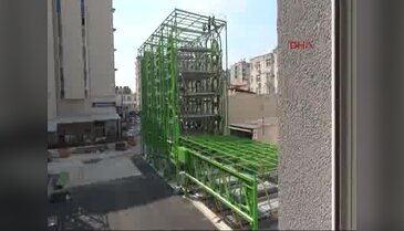 Asansörlü otopark inşaatında korkutan görüntü