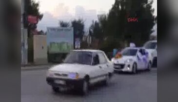 Bahşiş için düğün konvoyunun önünü kesen sürücü kazaya neden oldu - 1