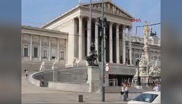 Geri geri yürüyerek Avrupa demokrasisini protesto etti