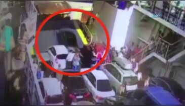 Otomobil feribottan denize düştü